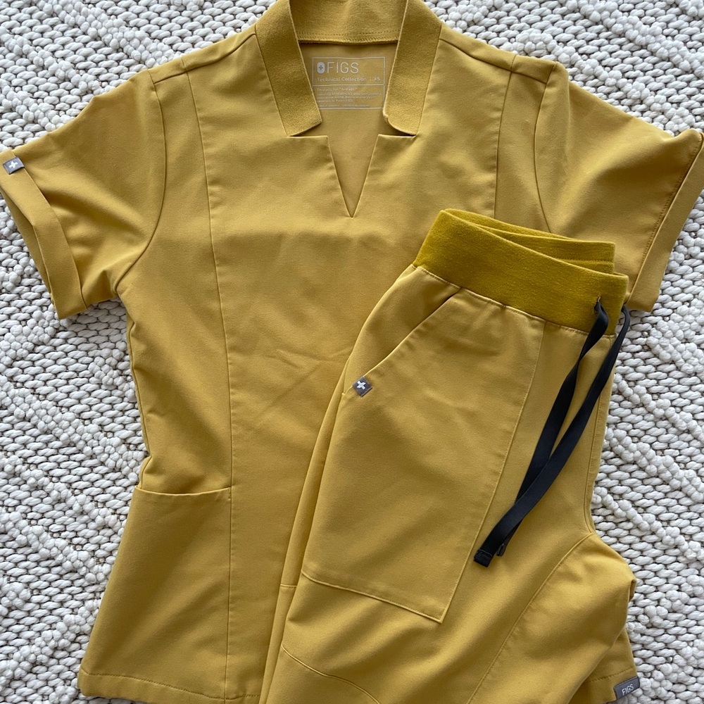 Figs Scrub Set in Light Gold